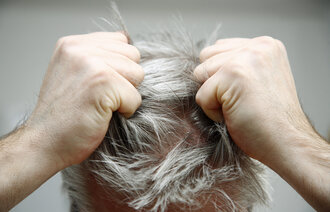 Bilde av mann som river seg i h&aring;ret