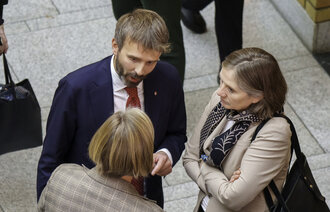 Bildet viser Jan Christian Vestre sammen med Kjersti Toppe på Stortinget.