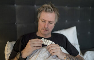 Bilde av mann som tar piller