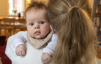 Bildet viser et spedbarn og mor.