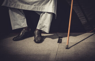 Bilde av person med stokk