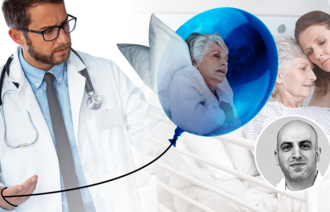 Bildet viser en pasient omgitt av lege og p&aring;r&oslash;rende