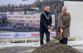 Bildet viser Ordf&oslash;rer Mathias Bernander i Kristiansand og adm.dir. Nina Mevold 