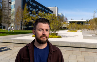 Bildet viser Lasse Johan Thue utenfor Ahus.