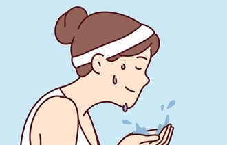 Illustrasjonen viser en kvinne som tar vann i ansiktet.