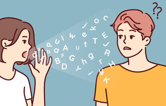 Illustrasjonen viser en jente som sier mange bokstaver og en gutt med to spørsmålstegn over hodet.