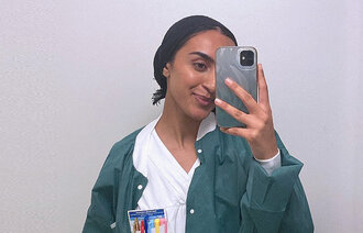 Bildet viser Samiyah Ahmad som tar en selfie i et speil