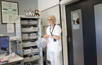 Bildet viser en sykepleier som står på et spesialtilpasset mottaksrom til kritisk syke barn ved Sykehuset Østfold