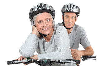 bildet viser to eldre på sykkel