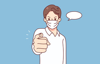 Illustrasjonen viser en mann med munnbind som peker.