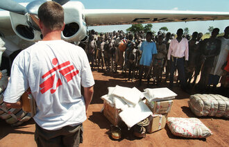Bildet viser MSFs karakteristiske hvite t-skjorter m&oslash;ter deg overalt i det sulterammede S&oslash;r-Sudan, der organisasjonen gjennomf&oslash;rer sin st&oslash;rste hjelpeoperasjon noensinne.