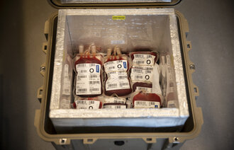 Bildet viser blodposer i en boks.