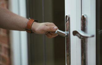 Bilde av en dør som blir åpnet