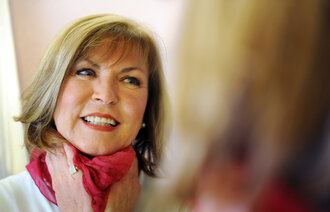 Bildet viser en kvinne i 50-årene.