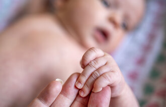 Kvinnehånd og baby