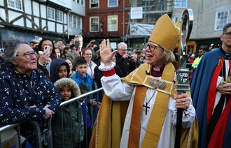Bildet viser Sarah Mullally i forbindelse med innsettelsen.