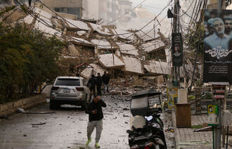 Bildet viser en boligblokk som er rammet av angrep.