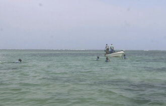 Dette bildet er fra en video tatt opp av Djiboutis kystvakt og viser redningsfolk som søker etter likene etter migranter som forliste i Rødehavet. Bildet er tatt 2. oktober 2024.