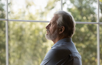 Bildet viser en mann som ser trist ut.