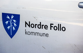 Bildet viser en bildør hvor det står Nordre Follo kommune.