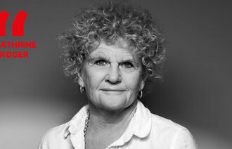 Bildet viser et portrettbilde av Cathrine Krøger i sort/hvitt