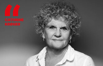 Bildet viser et portrettbilde av Cathrine Krøger i sort/hvitt