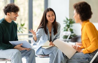 Bildet viser tre sykepleierstudenter som forbereder seg til debattseminar