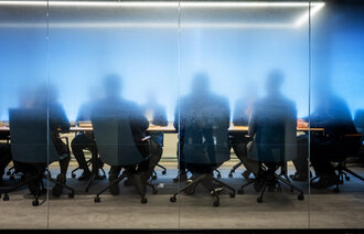 Bildet viser partene som mekler.