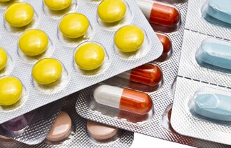 Bildet viser brett med piller i ulike farger.