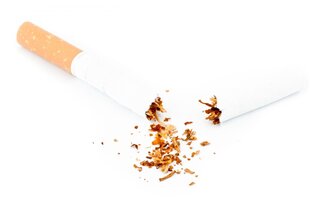 Bildet viser en knekket sigarett.