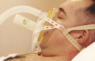 Bildet viser mann som ligger på CPAP