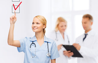 Bildet viser en sykepleier som krysser av på en sjekkliste