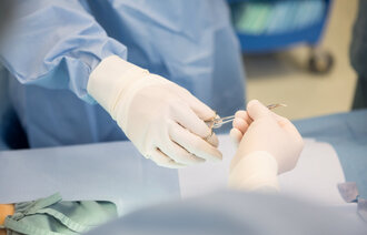 Leverer kirurgisk utstyr under operasjon.