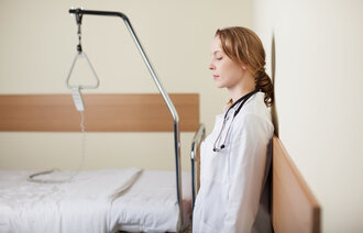 En sliten sykepleier på en helseinstitusjon.