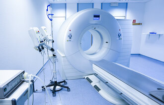 Bildet viser en CT-maskin.