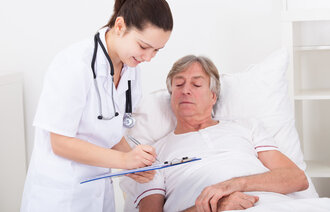 Bildet viser pasient som snakker med helsearbeider
