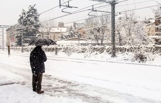 Bildet viser en mann på snødekt perrong i Oslo