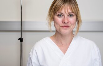 Bildet viser Anette Sagen i sykepleieruniform.