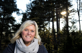 Generalsekretær Liv Kjersti Skjeggestad Thoresen står ute i skogen.