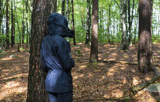 Bildet viser Anna i skogen alene