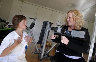 Bildet viser revmatismepasient Anette Lieng Håkonsen og sykepleier Mai Elin Husebø