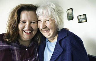  Inger Solbakk har full jobb, men bruker mye tid sammen med mor Solbjørg (74), som er dement.