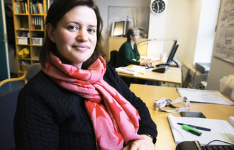 Leder for nattjenestensykepleier Elena Sandgathe, som er sykepleier, på kontoret sitt. I bakgrunnen sitter Åshild Bjånesøy, assisterende gruppeleder. 