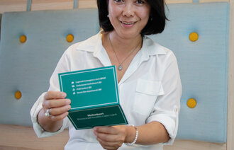 Bildet viser Olivia Obtinario med helsekortet