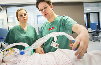 Bildet viser en veileder og student på intensivavdeling