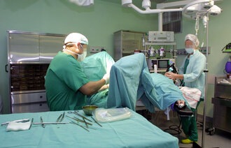 Bilde fra en operasjonssal hvor en kvinner får utført abort