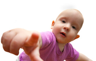 Baby som peker mot kamera