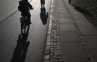 Barn som sykler til skolen