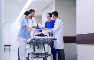 Sykepleier og leger samarbeid om behandling av en pasient
