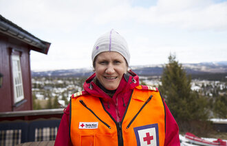 Cecilie Engum Blakkestad ser i kamera og har på seg Røde Kors-uniformen